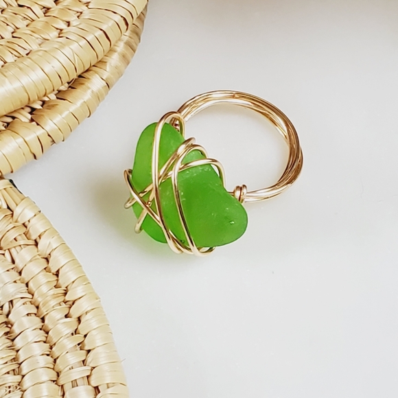 Genuine seaglass ring. Gold tone & green glass - Picture 2 of 9